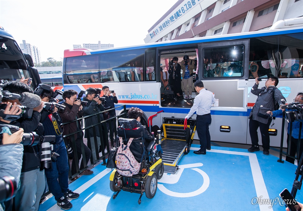  휠체어탑승가능 고속버스가 운행을 시작하는 28일 오전 서울 서초구 고속버스터미널 경부선 휠체어 승강장에서 첫 승객이 강릉행 버스에 탑승하고 있다.