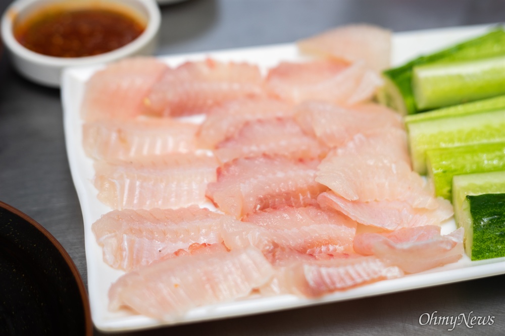  대청도에 가야만 생홍어를 즐길 수 있는 건 아니다. 인천시내에서도 맛보고 즐길 수 있다. 수도권 최대 어시장인 인천 종합어시장에도 대청도산(産) 생홍어가 금어기를 제외하고는 항상 있다.
