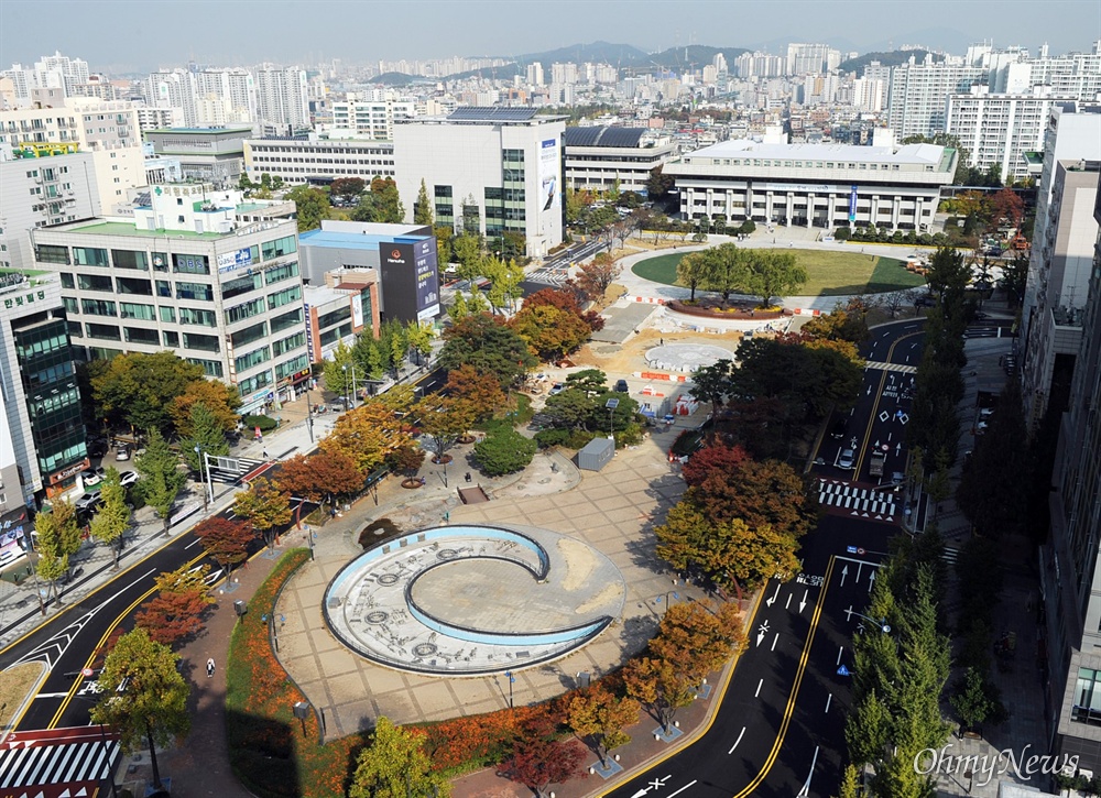  인천애(愛)뜰은 공공청사부지(청사 경계 내 잔디광장)와 일반광장부지(바닥분수광장, 음악분수광장)로 나뉘어져 있다. 집회는 일반광장부지인 바닥분수광장과 음악분수광장에서 가능하며, 관련 조례에 따라 운영된다.