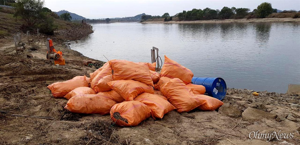  낙동강 창녕함안보 상류에 있던 쓰레기를 치우는 작업이 진행되고 있다.