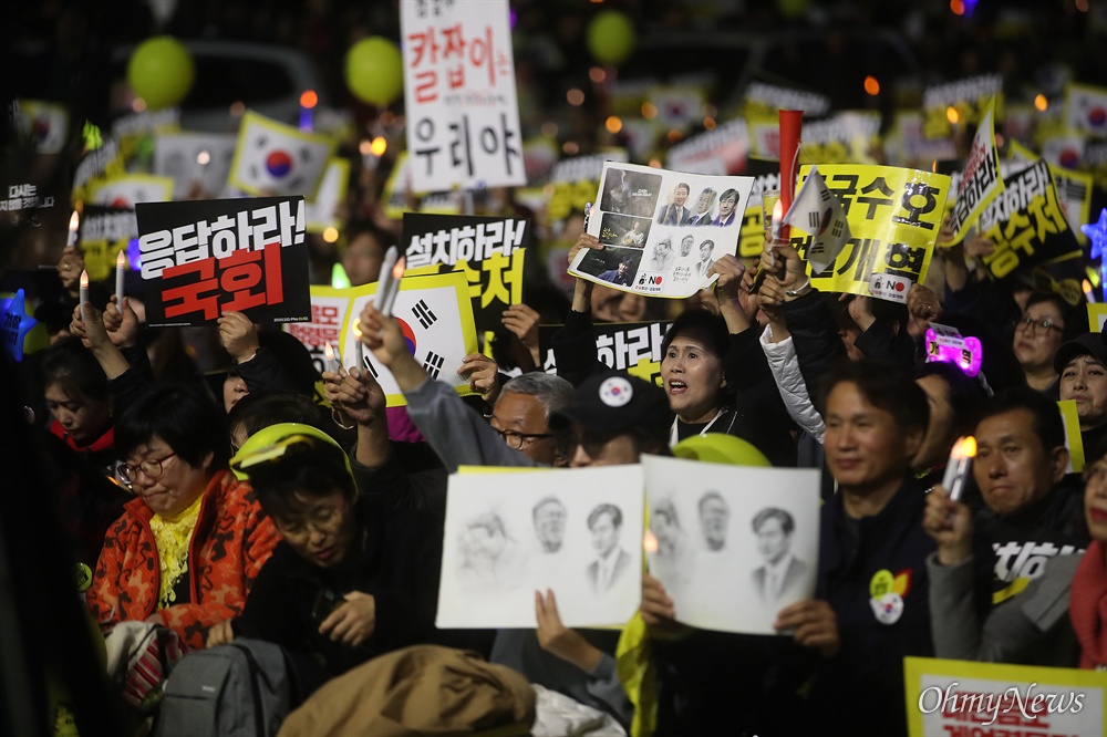  수많은 시민들이 2일 오후 서울 여의도광장 인근에서 열린 ‘제12차 공수처 설치, 검찰개혁 여의도 촛불문화제’에 참석해 공수처 설치 등 검찰개혁을 담은 입법 처리를 촉구하고 있다.
