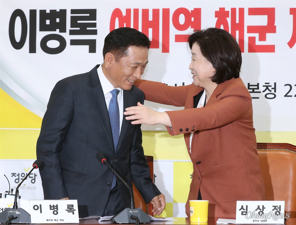 이병록 예비역 해군 제독 얼싸안은 심상정 대표 이병록 예비역 해군 제독이 4일 오전 국회에서 열린 정의당 입당식에서 심상정 대표의 환영인사를 받고 있다.