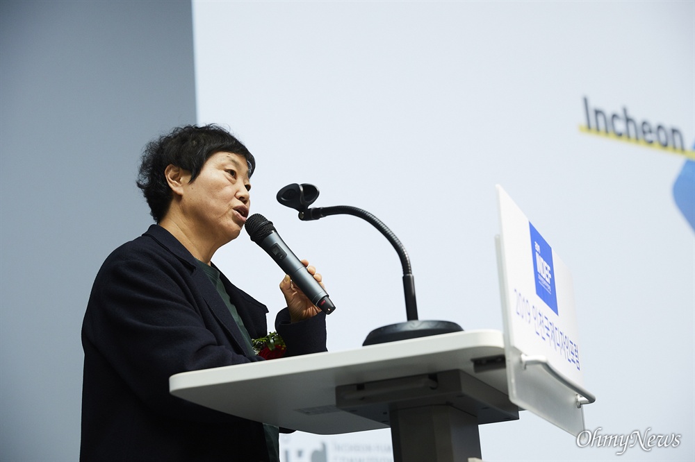 지난 11월 1일 인천시와 인천테크노파크 공동 주최로 송도컨벤시아에서 열린 '2019 인천국제디자인포럼'에 참석한 임순례 영화감독이 강연을 하고 있다.