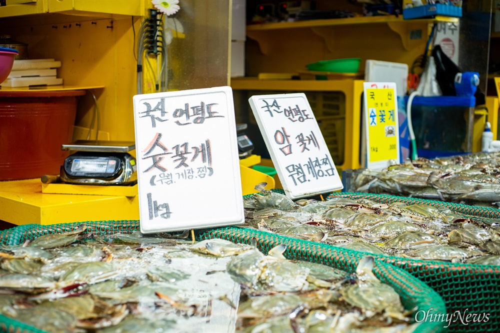  전국 꽃게 생산량 가운데 20% 이상이 인천에서 잡힌다. 그 가운데서도 연평도 바다에서 전국 꽃게의 8% 정도가 잡힌다. 인천에서 뱃길로 두 시간 거리에 있는 연평도의 꽃게를 가져오기 위해 별도의 운송선을 운영할 정도로 꽃게는 연평도에서 많이 잡힌다.