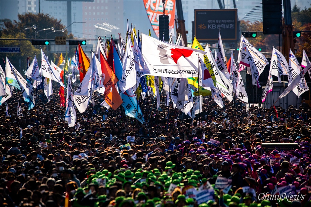  9일 오후 서울 여의도 마포대교 남단에서 전태일 열사 정신 계승 전국노동자대회가 열리고 있다. 