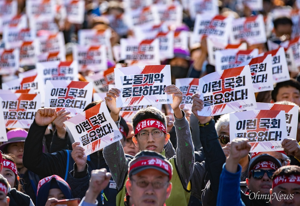  9일 오후 서울 여의도 마포대교 남단에서 전태일 열사 정신 계승 전국노동자대회가 열리고 있다. 