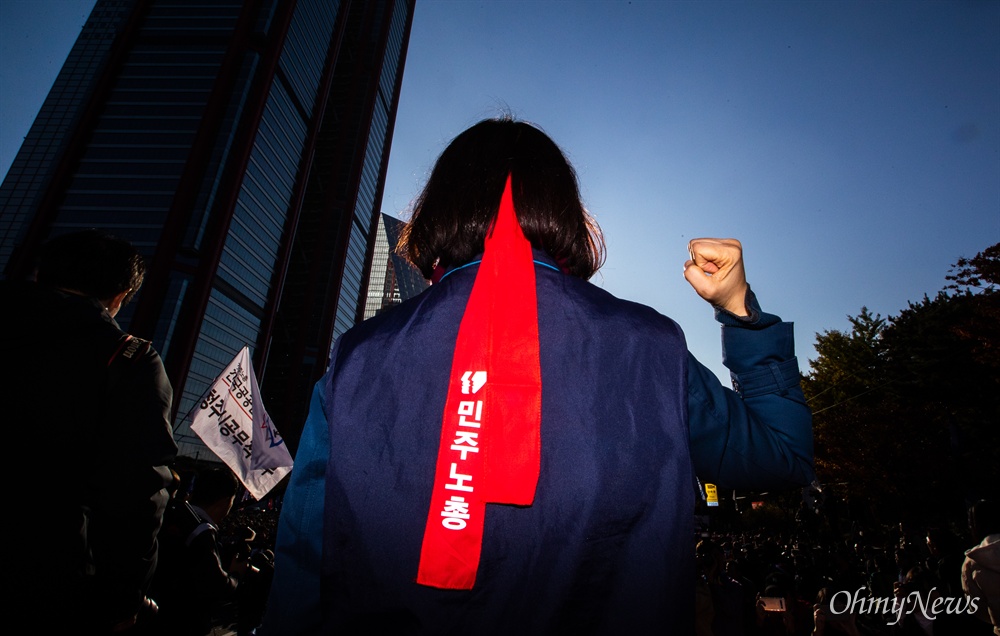  9일 오후 서울 여의도 마포대교 남단에서 전태일 열사 정신 계승 전국노동자대회가 열리고 있다. 