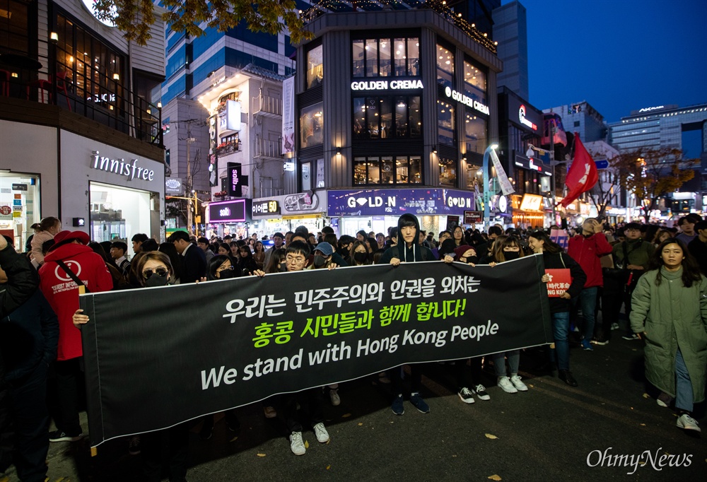  홍콩의 민주주의를 지지하는 시민모임 회원들과 국내 거주 홍콩인 등이 9일 오후 서울 마포구 홍대입구역 인근에서 열린 '홍콩 민주주의 지지 집회'를 열고 있다. 