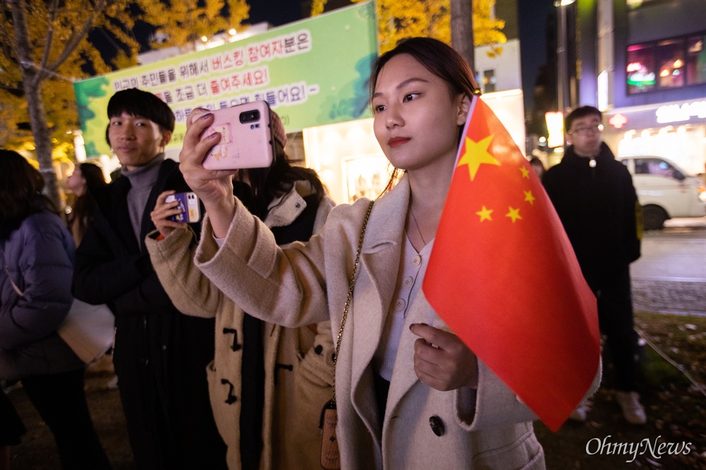  홍콩 민주주의 시위를 지지하는 집회가 열리는 9일 오후 서울 마포구 홍대입구역 경의선숲길에서 홍콩시위 진압 경찰을 지지하고 홍콩과 중국은 하나다를 주장하는 중국유학생들이 주축이 된 친중 집회가 열리고 있다. 