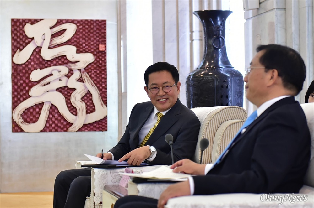  박남춘 인천시장이 11월 12일 중국 지난 쉐라톤호텔에서 왕중린 지난시 서기와 만나 두 도시 간 교류 및 우호협력 방안을 논의했다.
