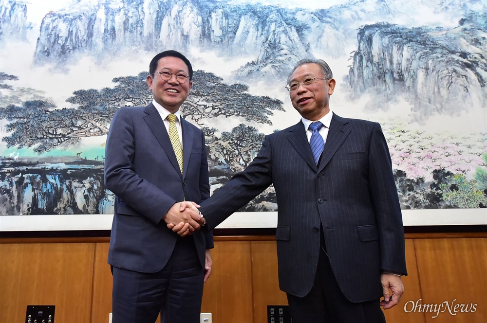  박남춘 인천시장이 11월 12일 중국 산둥호텔에서 류자이 산둥성 서기와 만나 두 도시 간 교류 및 우호협력 방안을 논의했다.
