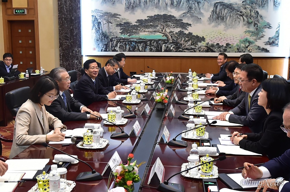  박남춘 인천시장이 11월 12일 중국 산둥호텔에서 류자이 산둥성 서기와 만나 두 도시 간 교류 및 우호협력 방안을 논의했다.
