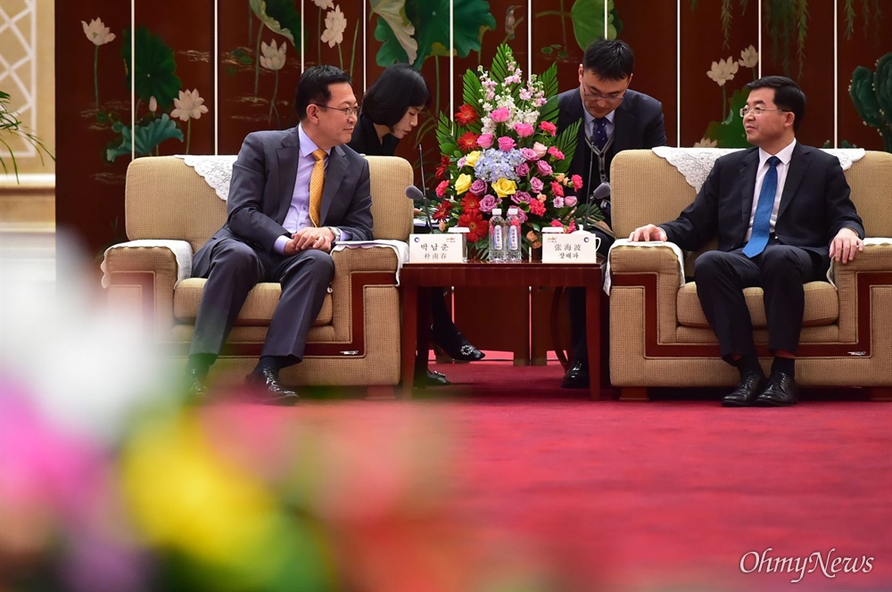  박남춘 인천시장이 11월 13일 중국 웨이하이시 동산호텔에서 장하이보 웨이하이시장과 두 도시간 교류 및 우호협력 방안을 논의하고 있다.