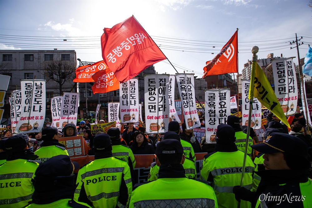  한미 방위비 분담금 특별협정(SMA) 제3차 회의가 열리는 18일 오후 서울 동대문구 한국국방연구원 앞에서 민중공동행동 회원들이 협상 반대 시위를 벌이고 있다. 