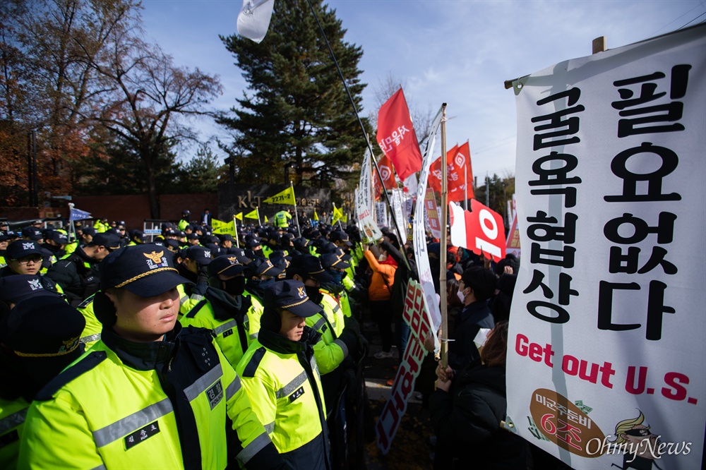  한미 방위비 분담금 특별협정(SMA) 제3차 회의가 열리는 18일 오후 서울 동대문구 한국국방연구원 앞에서 민중공동행동 회원들이 협상 반대 시위를 벌이고 있다. 