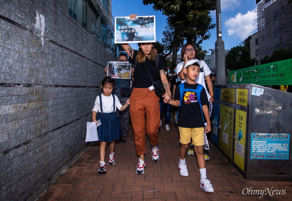  홍콩 구의원 선거를 하루 앞 둔 23일 최루탄 사용 반대에 나선 학부모들과 자녀들이 함께 구룡통 역에서 출발해  행진을 하고 있다.