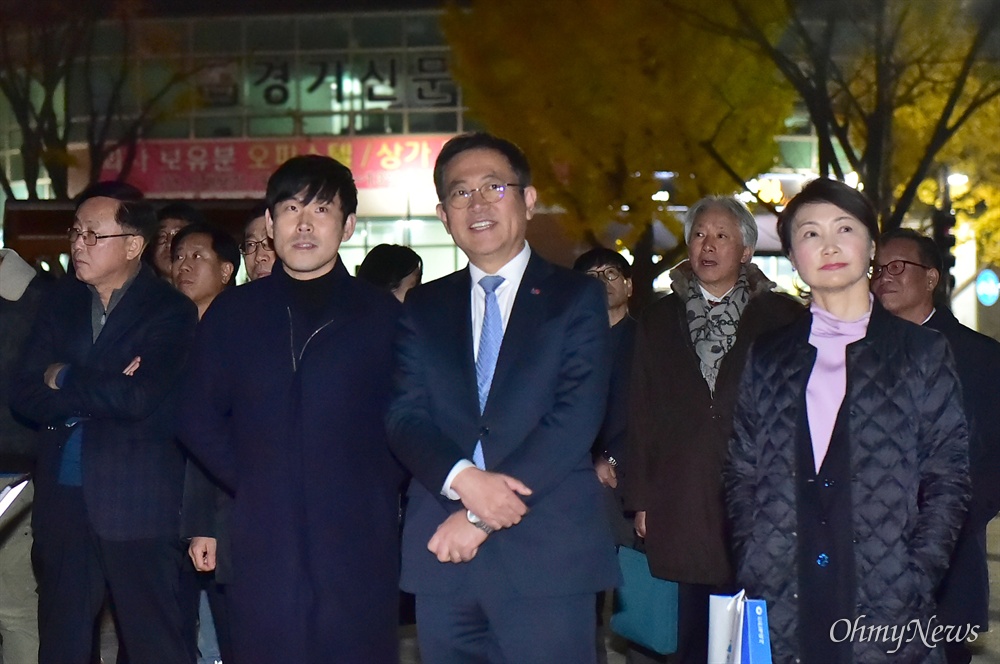  박남춘 인천시장이 11월 22일 인천시청 외벽에 미디어파사드 공연을 관람하고 있다.
