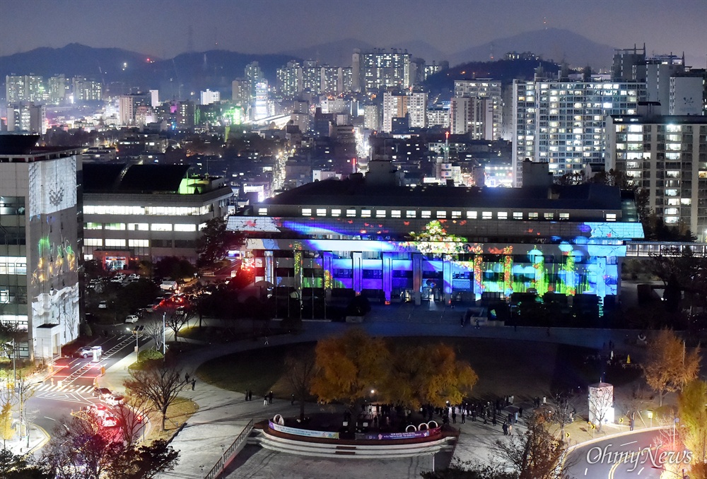  11월 22일 인천시청 외벽에 미디어파사드 공연이 펼쳐지고 있다.
