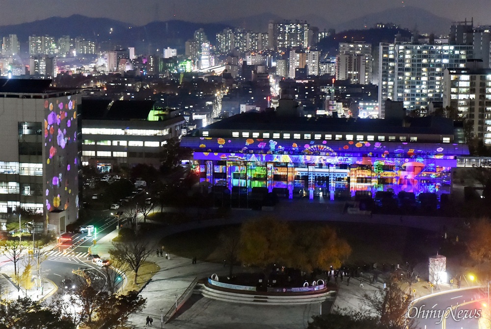  11월 22일 인천시청 외벽에 미디어파사드 공연이 펼쳐지고 있다.
