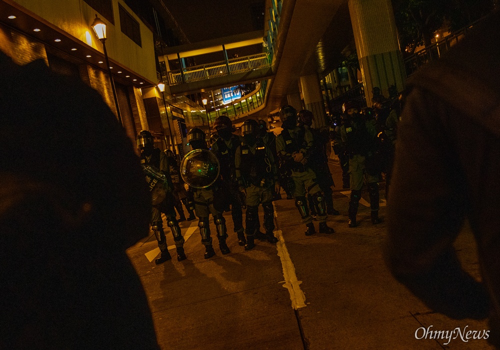  홍콩 구의원 선거가 범야권의 압승 결과로 나온 25일 오후 홍콩 이공대학교 앞에서 경찰의 봉쇄로 빠져나오지 못하고 있는 학생들의 구조를 요구하는 집회가 열리고 있다.