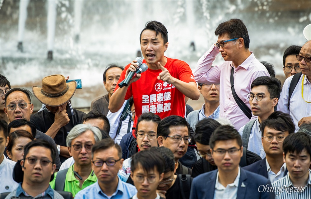  지미 샴(Jimmy Sham, 岑子杰) 구의원 당선자가 투표가 끝난 다음날인 25일 홍콩 이공대 인근에서 고립된 학생 구조를 위한 기자회견에서 발언을 하고 있다.