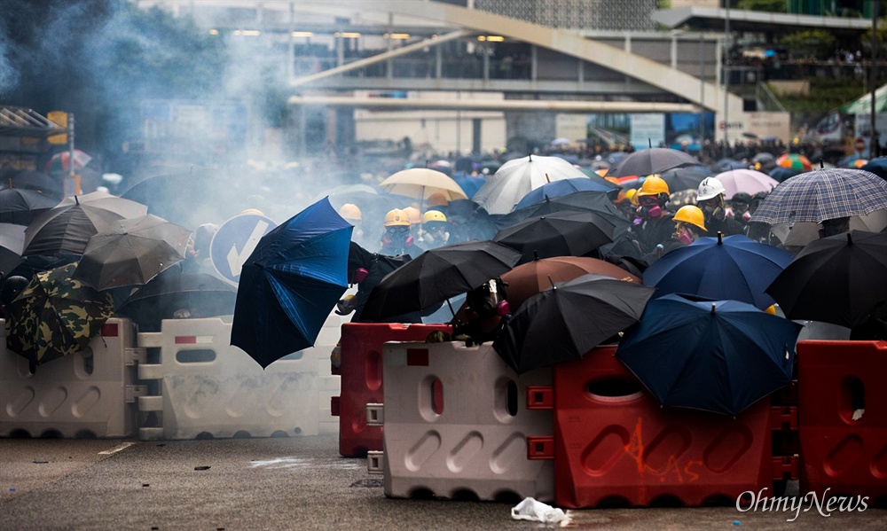  9월 1일 홍콩 중앙정부청사 앞에서 시위대와 경찰이 대치하고 있다.
