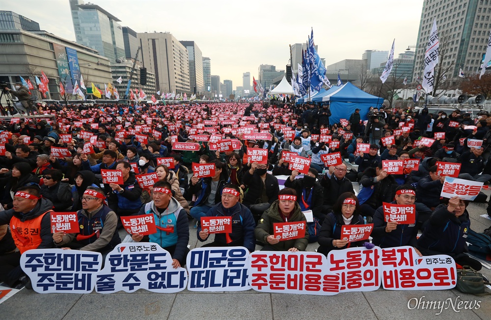 노동자, 농민, 빈민 등 2019전국민중대회 개최 문재인 정권 규탄, 자유한국당 해체, 지소미아-방위비분담금인상 강요 미국 규탄, 민중생존권 쟁취, 재벌체제 청산, 한반도 평화 실현 등을 요구하는 2019전국민중대회가 30일 오후 서울 광화문광장에서 민주노총, 전농, 전빈련, 한국진보연대 등으로 구성된 민중공동행동 주최로 열렸다.