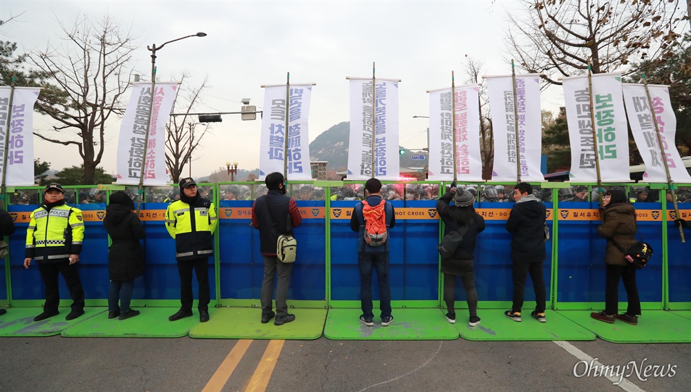 청와대앞으로 행진한 전국민중대회 참가자들 문재인 정권 규탄, 자유한국당 해체, 지소미아-방위비분담금인상 강요 미국 규탄, 민중생존권 쟁취, 재벌체제 청산, 한반도 평화 실현 등을 요구하는 2019전국민중대회가 30일 오후 서울 광화문광장에서 민주노총, 전농, 전빈련, 한국진보연대 등으로 구성된 민중공동행동 주최로 열렸다. 집회를 마친 참가자들이 청와대앞까지 행진을 벌였다.