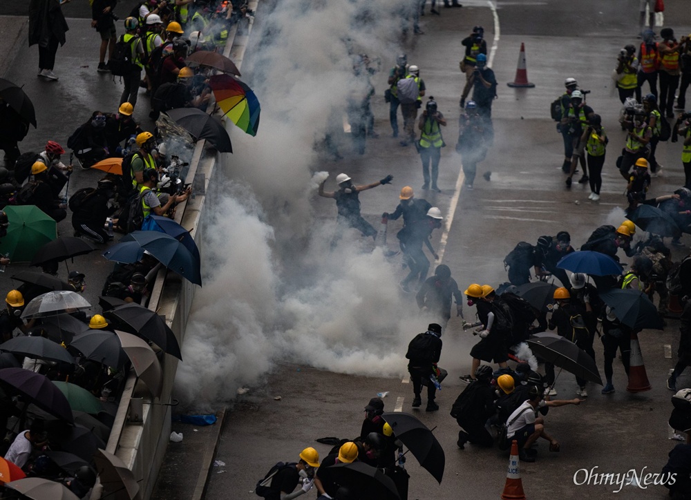  9월 1일 홍콩 중앙정부청사 앞에서 5대 요구안 수용을 위해 시위대가 경찰과 충돌하고 있는 현장.