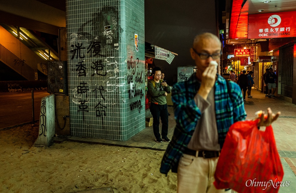  홍콩 몽콕 시내 거리의 보도블럭이 시위에 사용된 후 인도에는 모레만 남았다.  