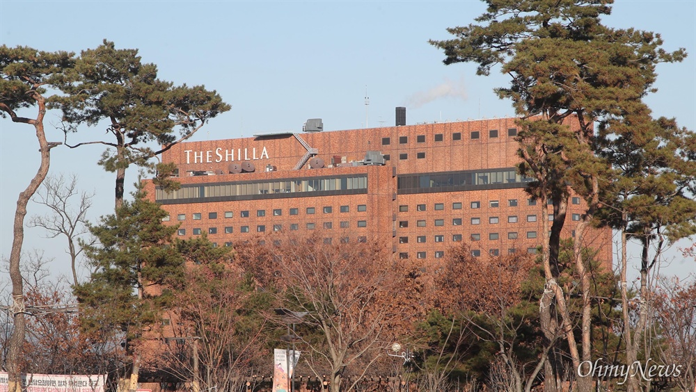  올해 1월 기준 서울신라호텔 공시지가는 ㎡당 550만 원이다. 서울신라호텔의 공시지가는 인근에 위치한 그랜드앰배서더 호텔보다 3배나 낮게 책정됐다.