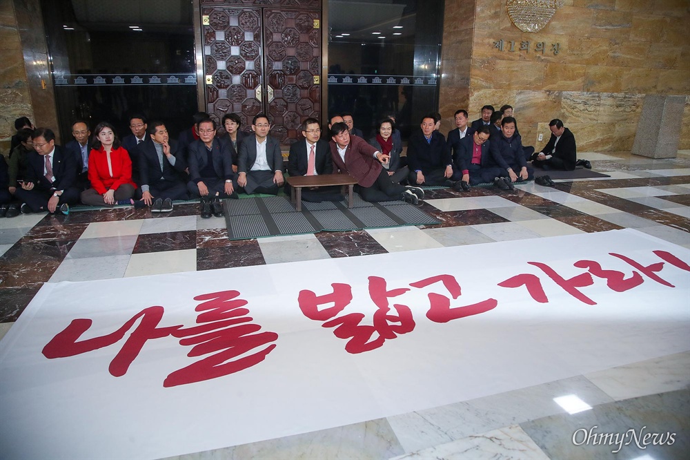  황교안 자유한국당 대표가 11일 오후 서울 여의도 국회 로텐더홀에서 패스트트랙에 지정된 선거법, 공수처법 처리 반대와 문재인 정권 국정농단 3대 게이트를 규탄하며 무기한 농성을 벌이고 있다.