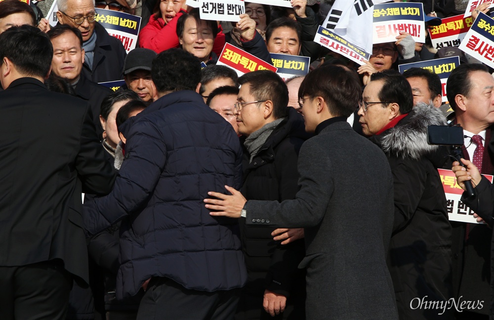 규탄대회 들어서는 황교안  자유한국당 황교안 대표가 16일 오전 서울 여의도 국회 본관 앞 계단에서 열린 '공수처법 선거법 날치기 저지 규탄대회'에서 참석 시민들에게 인사하고 있다. 