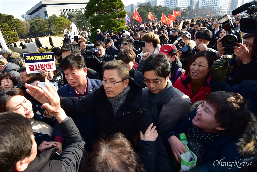 지지자들에 둘러싸인 황교안 자유한국당 황교안 대표가 16일 오전 서울 여의도 국회 본관 앞 계단에서 열린 '공수처법 선거법 날치기 저지 규탄대회'에서 지지자들과 인사하고 있다. 