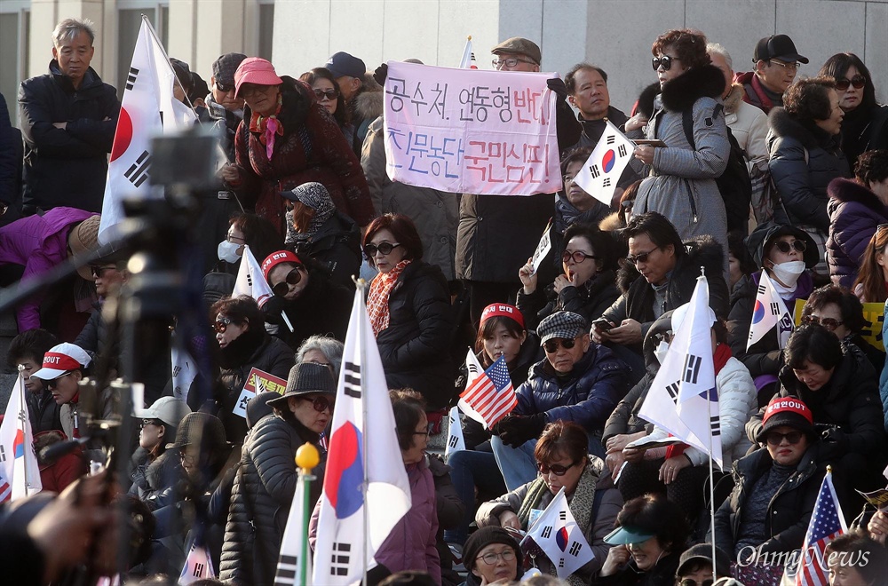  보수성향 시민단체 연합인 ‘반대한민국세력축출연대’ 등 자유한국당 지지자들이  16일 오후 서울 여의도 국회 본청 앞을 점거한 채 패스트트랙에 지정된 선거법, 공수처법 처리를 반대하고 있다.