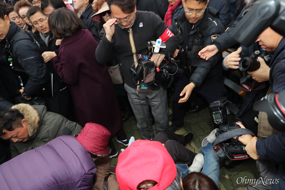 바닥에 나뒹군 지지자들...지나친 황교안 자유한국당 황교안 대표가 17일 오후 서울 여의도 국회 본관 앞 계단에서 열기로 한 '공수처법 선거법 저지 규탄대회'에 출입 제한조치로 자유한국당 당원 및 지지자들이 들어올 수 없게 되자, 황 대표가 지지자들이 있는 국회 정문 밖으로 걸어나오고 있다.  
국회 정문 앞에 모여 있던 지지자들이 황 대표를 맞이하는 과정에서 수많은 인파가 한꺼번에 몰리면서 서너 명이 쓰러지는 사고도 발생했다. 이를 취재하던 기자들도 취재용 사다리 위에서 중심을 잃고 일부 넘어면선 순간 아수라장이 됐다. 
아스팔트 바닥에 쓰러진 이들에게 경찰과 기자들이 번갈아 손을 뻗어 일으켜세운데 반해, 황 대표와 조경태·김순례 최고위원, 박대출 의원 등은 잠시 눈길만 줬을 뿐 별도의 조치 없이 그대로 이들을 지나쳤다. 