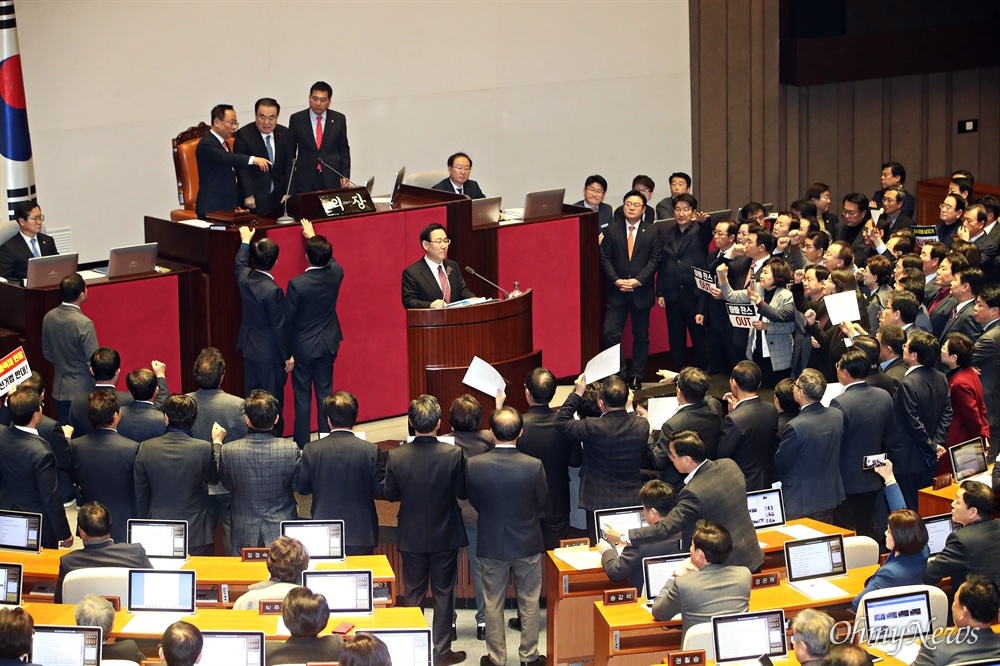  23일 오후 여의도 국회 본회의장에서 문희상 국회의장이 회의를 진행하자, 자유한국당 의원들이 단상으로 몰려와 의장 사퇴를 요구하고 있다.