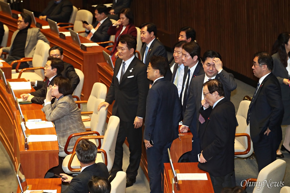  23일 오후 여의도 국회 본회의장에서 자유한국당 의원들이 단상앞으로 몰려나가 문희상 의장 사퇴를 요구하자, 더불어민주당 의원들이 국회 질서를 요구하고 있다