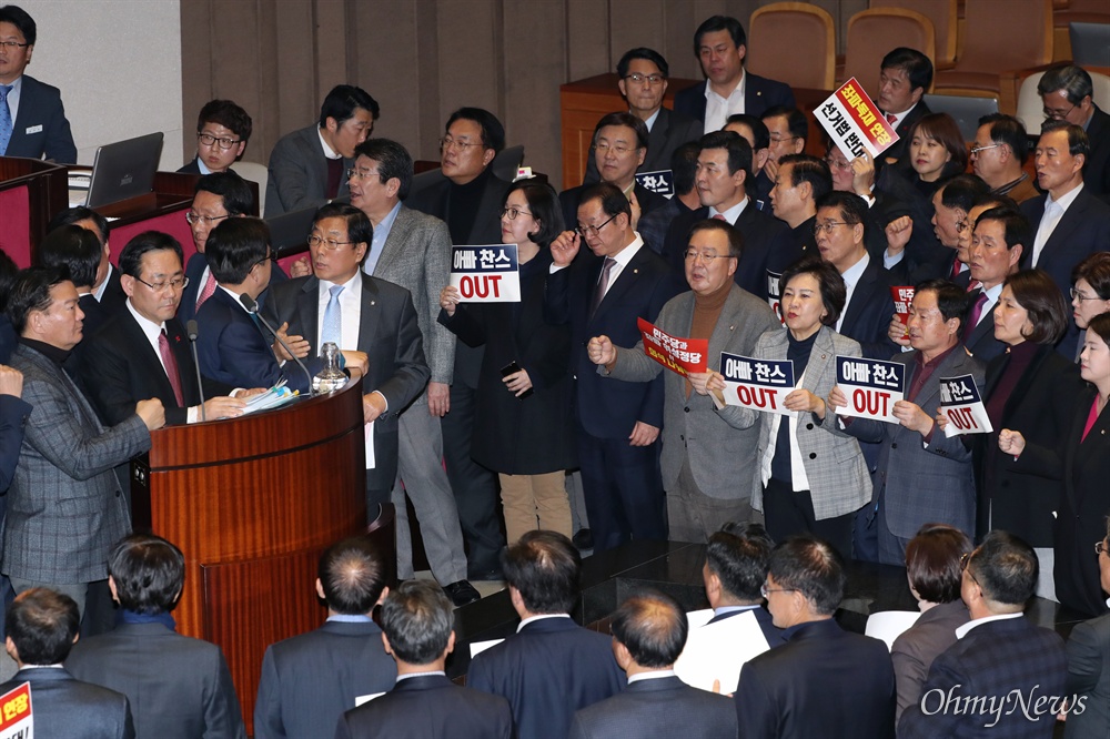 주먹 쥔 강효상, 버티는 주호영  문희상 국회의장이 23일 오후 국회 본회의에서 임시국회 회기결정 안건에 대해 필리버스터(무제한토론)를 거절했으나 자유한국당 주호영 의원이 발언대에서 내려오지 않고 버티고 있다. 다음 토론자로 나선 더불어민주당 윤후덕 의원이 자유한국당 김태흠, 주호영, 민경욱 의원 등에 가로막혀 발언대로 진입하지 못하면서 고성이 오가며 몸싸움을 벌이고 있다. 조선일보 편집국장 출신 강효상 의원도 주먹을 쥔 채 '의장사퇴' 구호를 외치고 있다.  