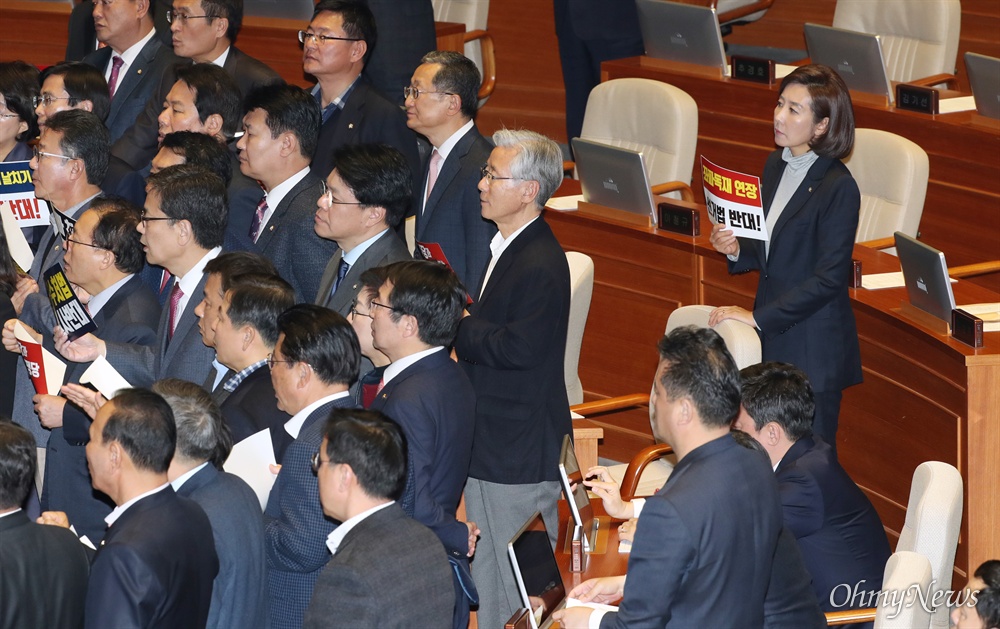 피켓 든 나경원, 그러나... 문희상 국회의장이 23일 오후 국회 본회의에서 임시국회 회기결정 안건에 대해 필리버스터(무제한토론)를 거절하자 자유한국당 의원들이 의장석으로 몰려나와 항의하고 있다. 이날 나경원 전 원내대표(오른쪽)는 동료의원들과 다소 거리를 둔 채 피켓을 들고 구호를 외쳤다. 그 앞으로 곽상도, 장제원, 여상규 의원 등이 보인다. 