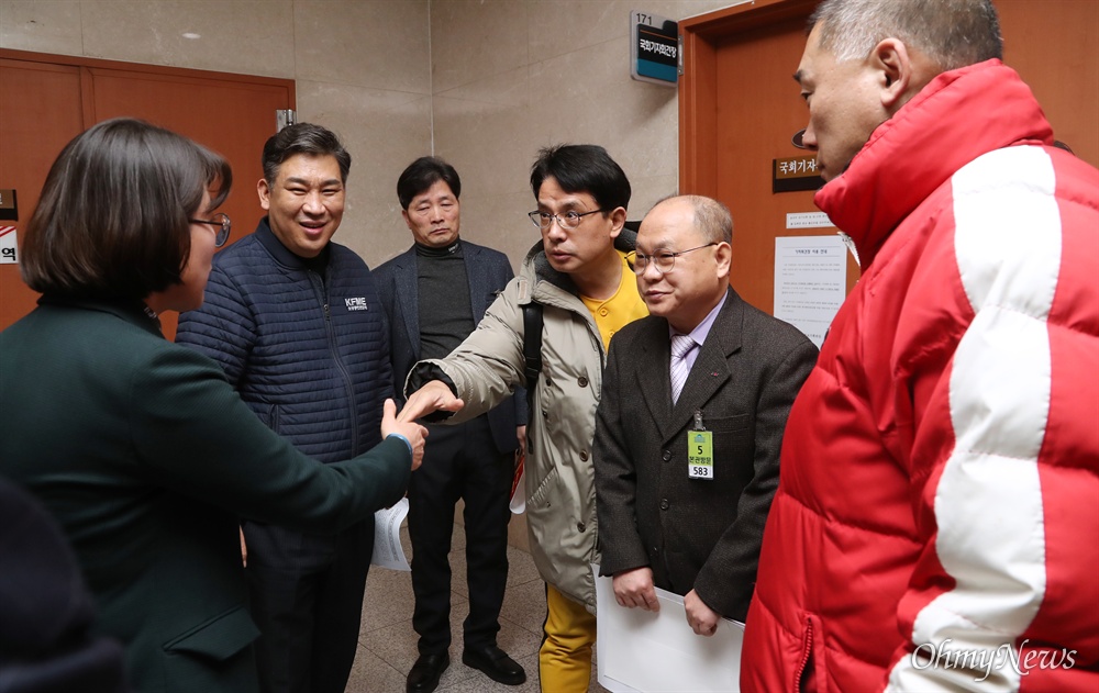 추혜선 의원과 인사하는 '그 남자의 볶음밥' 사장님 홍대 입구에서 '그 남자의 볶음밥' 점포를 운영하고 있는 이은표 대표가 27일 추혜선 정의당 의원 주최로 국회 정론관에서 열린 '배달의민족-딜리버리히어로 공정위 기업결합 엄정 심사 촉구 기자회견'에 참석해 목소리를 낸 후 회견장 밖 복도에 나와 추 의원과 인사하고 있다.  