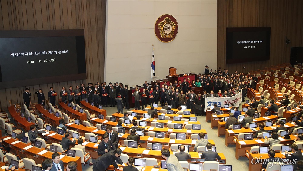  국회 고위공직자범죄수사처(공수처법) 설시법안 표결을 앞둔 30일 오후 서울 여의도 국회 본회의장에 자유한국당 의원들이 “문희상 사퇴, 독재타도, 무기명 투표”를 외치며 단상을 점거하고 있다.