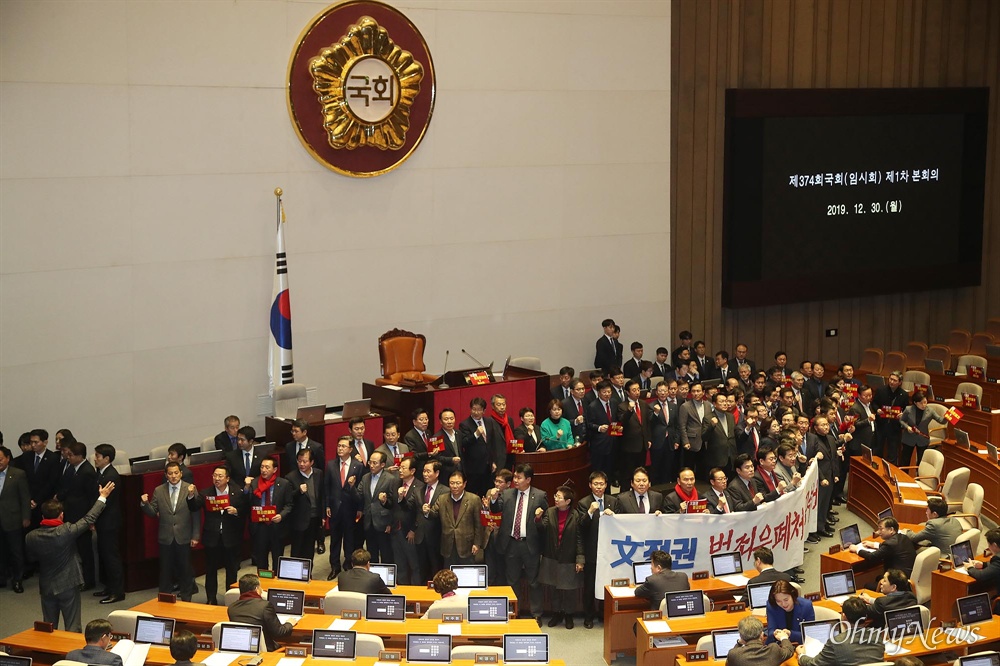  국회 고위공직자범죄수사처(공수처법) 설시법안 표결을 앞둔 30일 오후 서울 여의도 국회 본회의장에 자유한국당 의원들이 “문희상 사퇴, 독재타도, 무기명 투표”를 외치며 단상을 점거하고 있다.