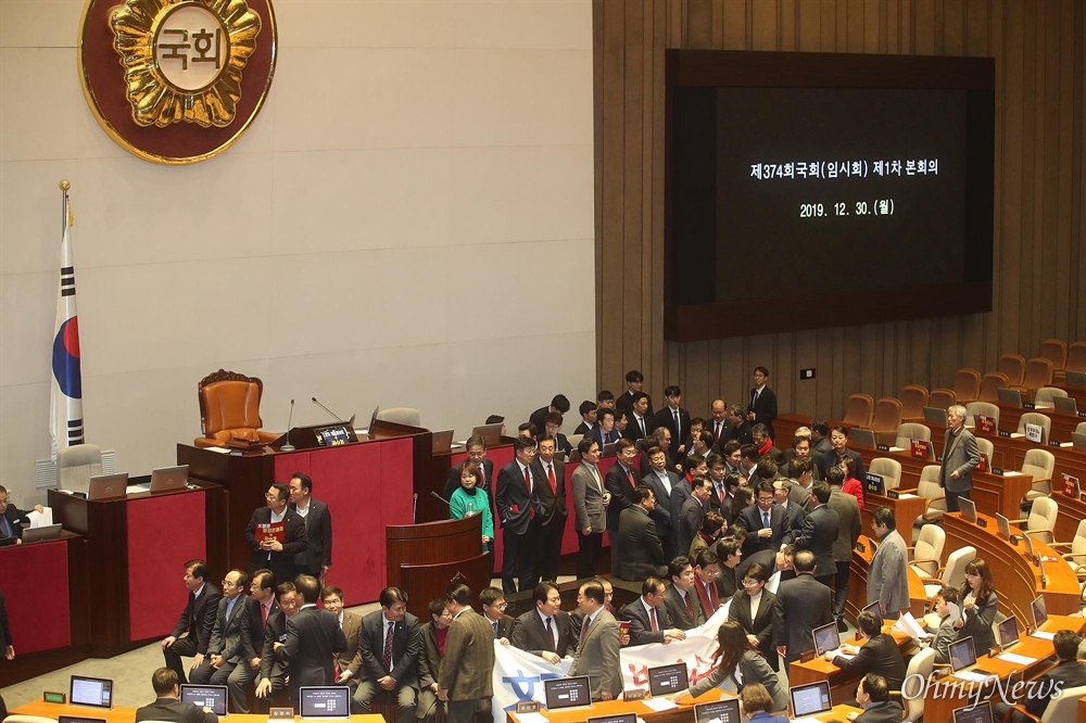  국회 고위공직자범죄수사처(공수처법) 설시법안 표결을 앞둔 30일 오후 서울 여의도 국회 본회의장에 자유한국당 의원들이 “문희상 사퇴, 독재타도, 무기명 투표”를 외치며 단상을 점거하고 있다.