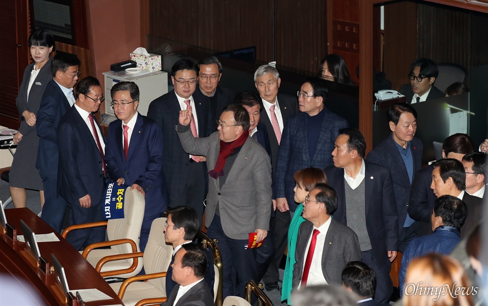 공수처법 표결 강행에 퇴장하는 한국당 문희상 국회의장이 30일 오후 국회 본회의에서 공수처법 표결 처리를 강행하자, 자유한국당 강효상 의원 등이 고성을 지르며 퇴장하고 있다. 자유한국당 의원들은 공수처법 표결에 참여하지 않았다. 오른쪽으로 김성태 한선교 김재원 의원 등이 보인다. 