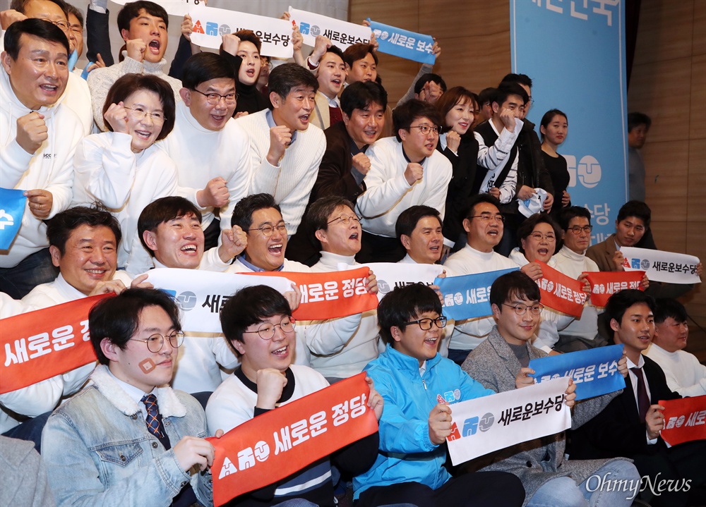 닻 올린 새로운보수당...파이팅 외치는 유승민 5일 오후 서울 여의도 국회 의원회관에서 열린 새로운보수당 중앙당 창당대회에서 새롭게 선출된 지도부와 함께 유승민 의원 등이 참석자들과 함께 구호를 외치고 있다. 