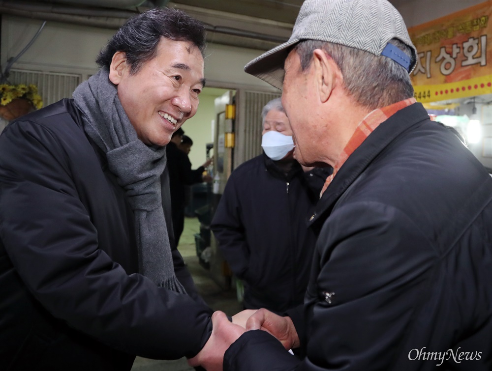  더불어민주당 공동 상임선대위원장직 수락과 함께 종로 출마를 공식 선언한 이낙연 전 국무총리가 8일 오후 서울 종로구 낙원빌딩 내 낙원상가를 찾아 구민들과 인사하고 있다. 