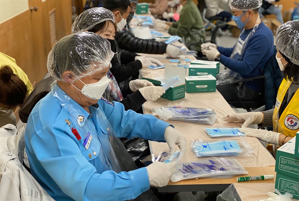  부산 남구청이 수입을 통해 확보한 마스크를 14일부터 주민들에게 배포하고 있다.