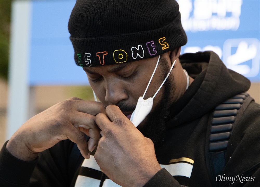  프로농구 안양 KGC인삼공사의 외국인 선수 덴젤 보울스가 24일 오후 인천국제공항 제2여객터미널을 통해 입국하고 있다. 이날 오전 KBL이사회는 '코로나19' 사태 영향으로 시즌을 조기 종료하기로 결정했다. 덴젤 보울스는 이 결정을 모른 채 입국한 것으로 알려졌다. 공항에 도착한 덴젤 보울스 선수가 마스크를 쓰고 있다.