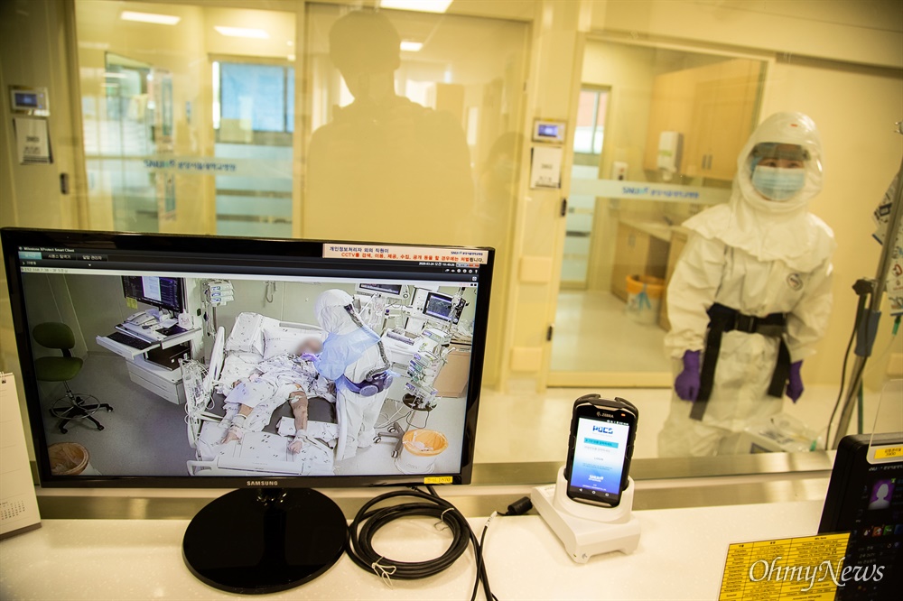  분당서울대병원 39 감염관리병동 스테이션에서 CCTV를 통해 병실 및 병동 모든 곳을 확인 할 수 있다. 